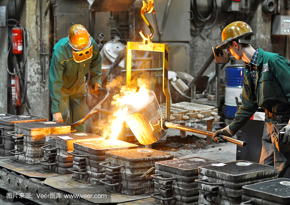 一组工人在铸造厂的熔化炉-生产钢铸件在一个工业公司